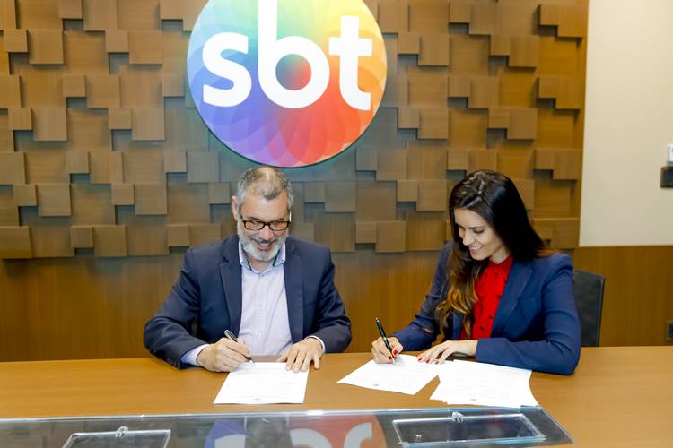 SBT assina contrato com jornalista para comandar programa de entrevistas aos domingos