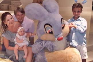 Eliana com os filhos e Adriano Ricco1 Eliana posa com o noivo e filhos em domingo de Páscoa/Instagram