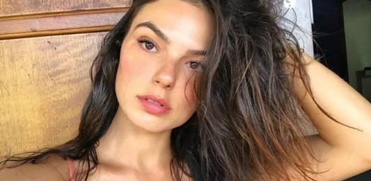 Isis Valverde exibe boa forma em praia do México/Instagram