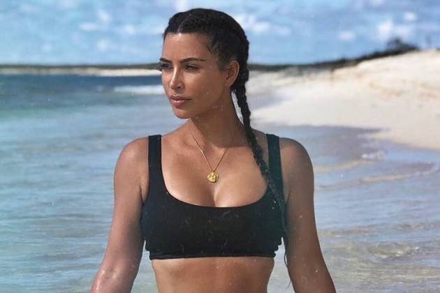 Kim Kardashian exibe perfume inspirado nas curvas de seu corpo