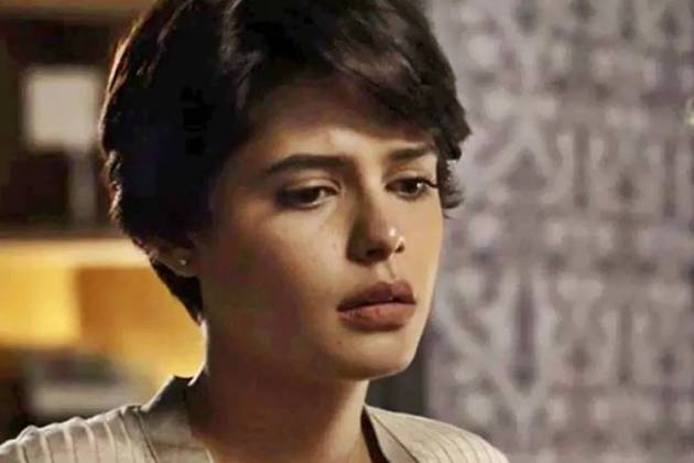 O Outro Lado do Paraíso: Adriana descobrirá segredo de Clara (Reprodução/TV Globo)