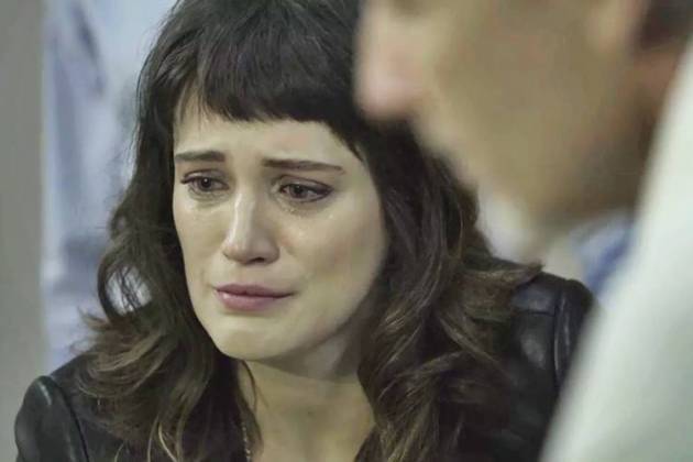 O Outro Lado do Paraiso - Clara chora (Reprodução/TV Globo)