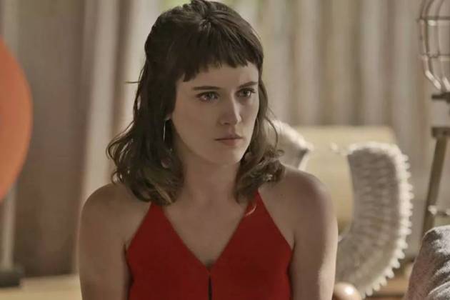 O Outro Lado do Paraíso - Clara fica chocada (Reprodução/TV Globo)