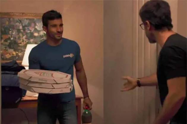 O Outro Lado do Paraíso - Enteegador entrega pizza na casa de Samuel (Reprodução/TV Globo)