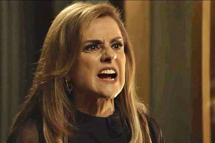 O Outro Lado do Paraíso: Sophia se enfurece com Clara