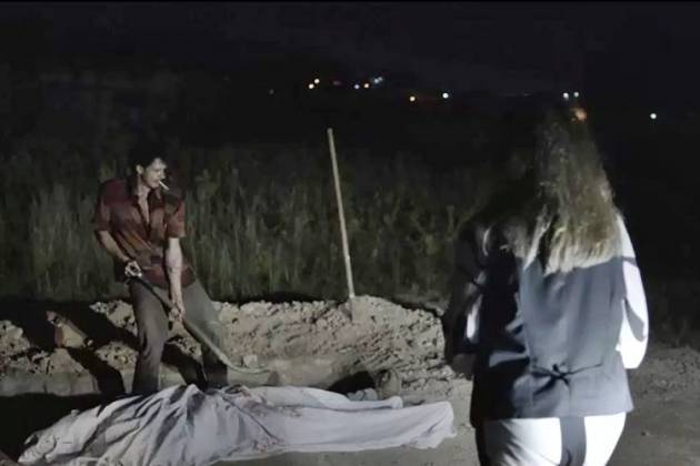 O Outro Lado do Paraiso - Zé Victor enterra Mariano (Reprodução/TV Globo)