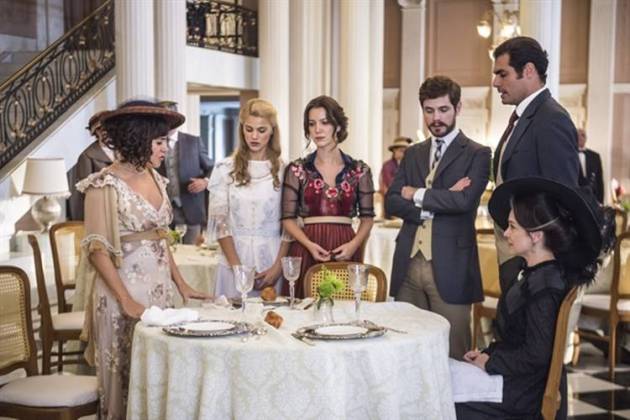 Orgulho e Paixão - Susana e Julieta falham em adiar encontro de Camilo e Jane ( Globo/Mauricio Fidalgo)