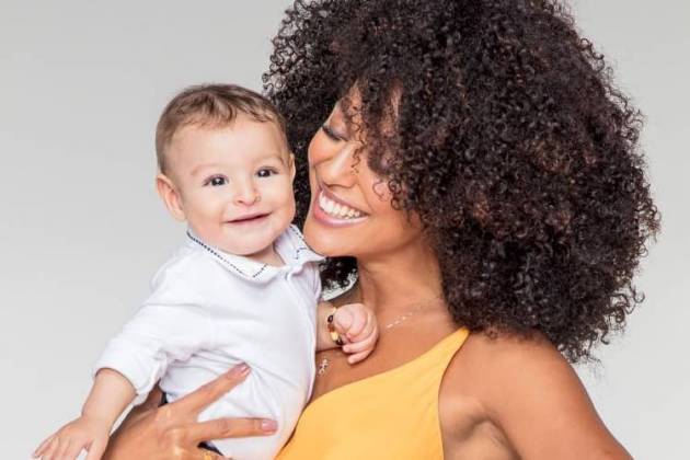 Sheron Menezzes com o filho Sheron Menezzes com o filho/Instagram