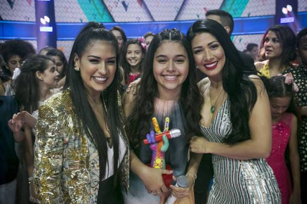 Simone e Simaria com a campeã do The Voice Kids - Eduarda Brasil (Globo / Raphael Dias)