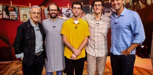 Tadeu Schmidt recebe Caetano Veloso e os filhos Moreno, Zeca e Tom (Globo/ Felipe Martini)