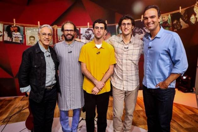Tadeu Schmidt recebe Caetano Veloso e os filhos Moreno, Zeca e Tom (Globo/ Felipe Martini)