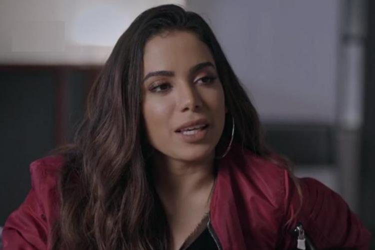 “Rezando pelo nosso país”, diz Anitta em publicação