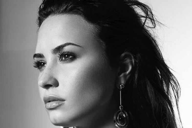 Cantora fratura o pé durante viagem – Saiba mais!