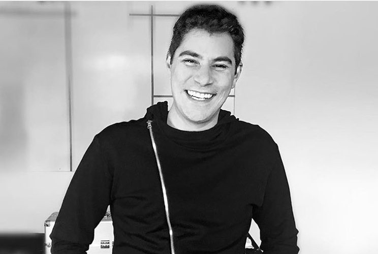 Evaristo Costa exibe bastidores de dublagem junto com famosos