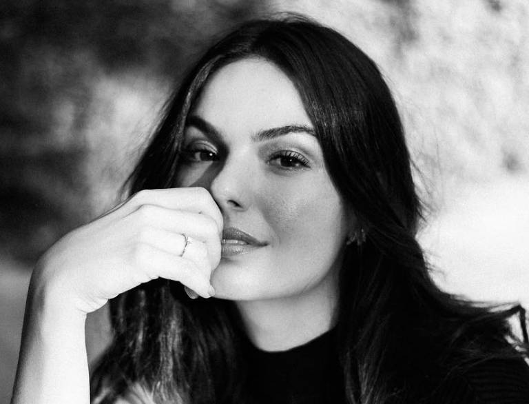 Isis Valverde surge com novo visual e resultado divide opiniões