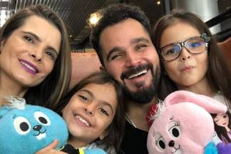 Luciano Camargo com a família/Instagram