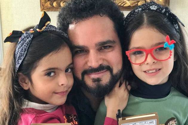 Luciano Camargo com as filhas Luciano Camargo com as filhas/Instagram