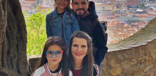 Luciano Camargo com Flavia e as filhas/Instagram