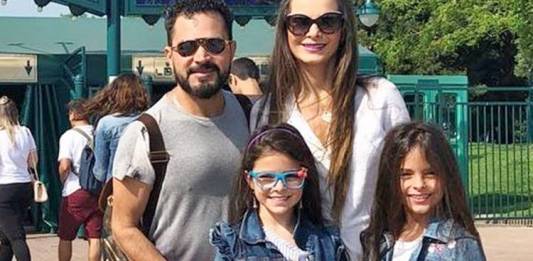 Luciano Camargo com Flavia e as filhas/Instagram