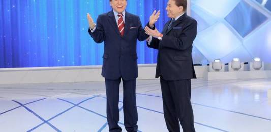 Silvio Santos com sua estatua (Lourival Ribeiro/SBT)