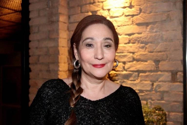 Sonia Abrão aparece em maca durante gravação com Tatá Werneck