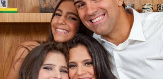 Tadeu Schmidt ao lado da esposa e das filhas - Reprodução/Instagram