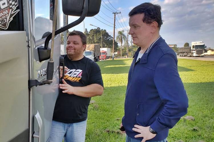 Roberto Cabrini mostra os bastidores da vida dos caminhoneiros