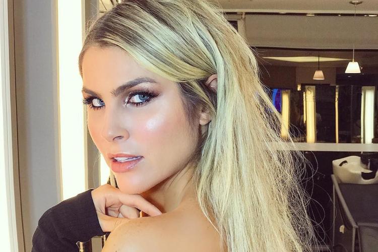 Atriz chama atenção com look transparente