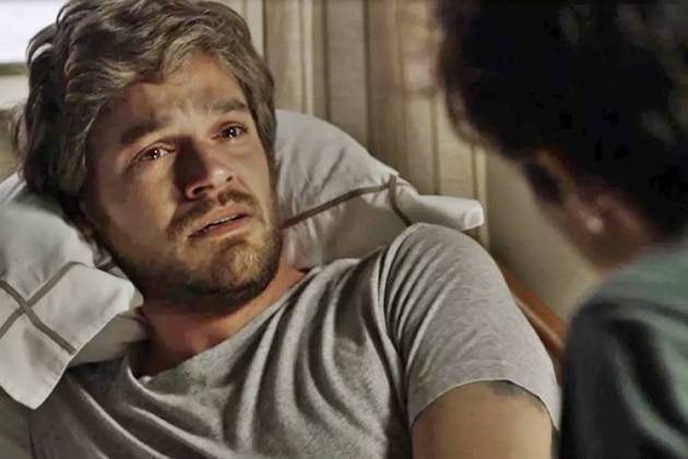 Segundo Sol - Beto é consolado pelo filho Segundo Sol - Beto é consolado pelo filho (Reprodução/TV Globo)