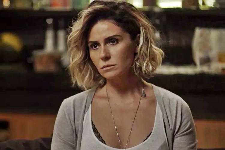 Segundo Sol: Luzia vê imagem de Beto Falcão em noticiário e fica passada