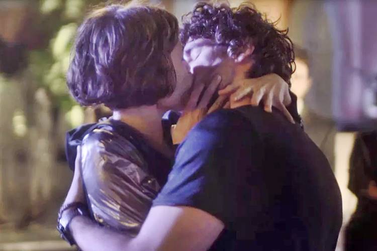 Segundo Sol: Manu dá beijão em Narciso na frente de Rochelle e Acácio