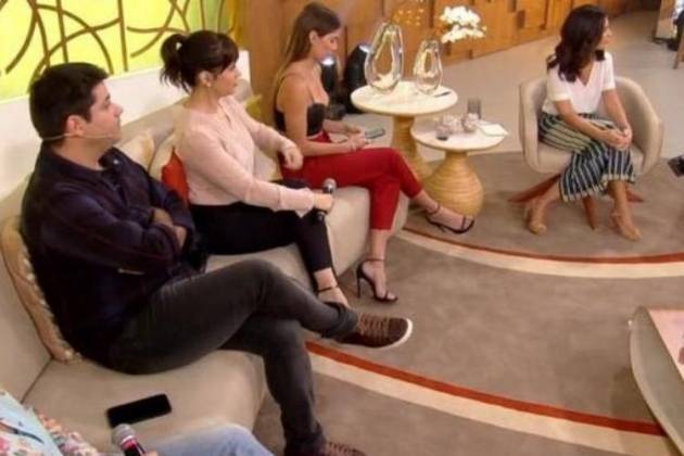 Deborah Secco no celular - Reprodução/TV Globo