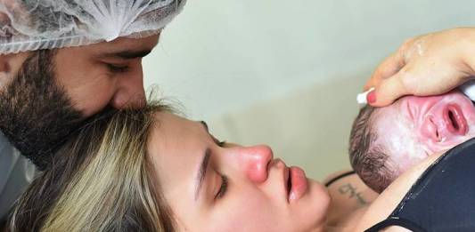 Gusttavo Lima e Andressa Suita com o filho (Instagram/Foto:uniquefotosbykaritha)