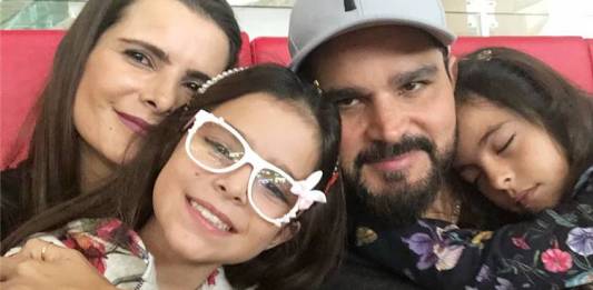 Luciano Camargo com Flavia e as filhas/Instagram