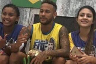 Neymar ao lado das jogadoras femininas - Reprodução/Instagram