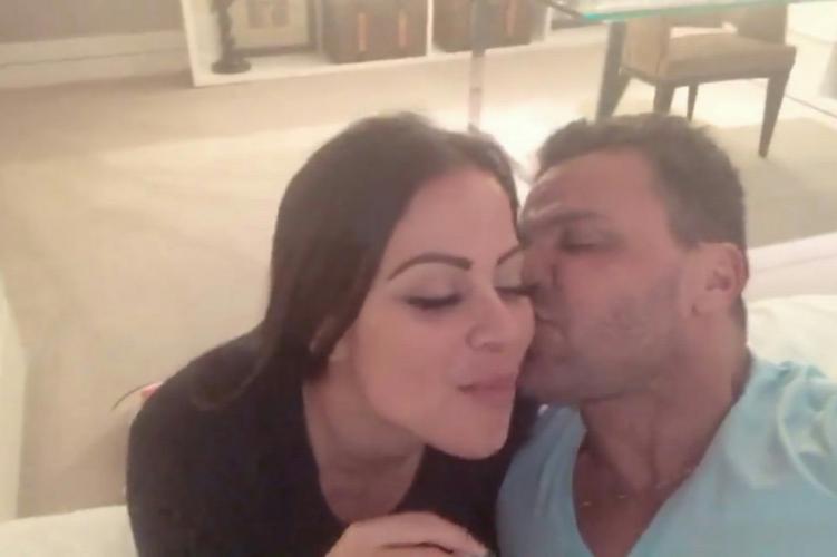 Eduardo Costa aparece em clima caliente cobrindo a namorada de beijos – Veja!