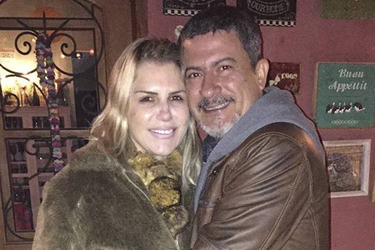 Após separação, ex-mulher de Tom Veiga, o Louro José, cobre tatuagem