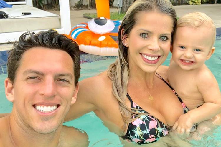 Karina Bacchi curte piscina em Miami com o filho e o noivo