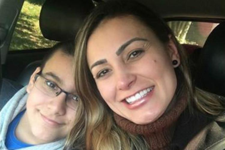 Em foto com o filho, Andressa Urach faz mistério