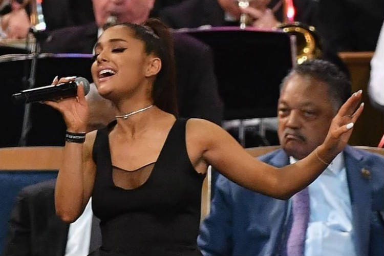 Pastor é acusado de assediar Ariana Grande em funeral de Aretha Franklin – Veja!
