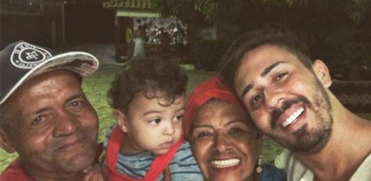 Carlinhos Maia ao lado dos pais - Reprodução/Instagram