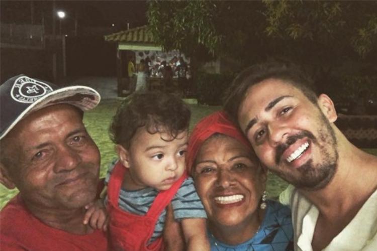 Carlinhos Maia compra casa nova para os pais – Veja!