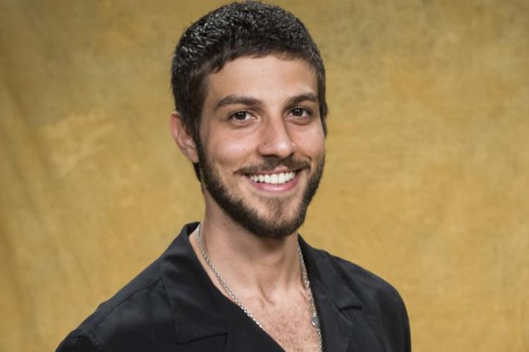 Chay Suede faz rara aparição ao lado do pai e irmão em foto – Confira!