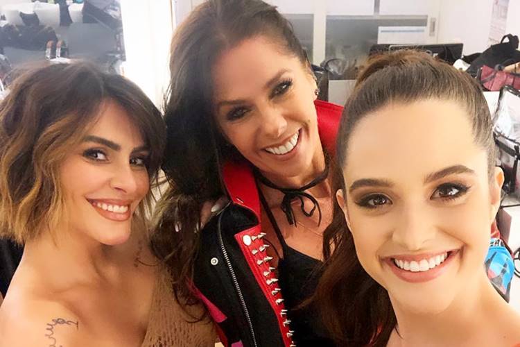 Adriane Galisteu assiste primeiro capítulo de ‘O Tempo Não Para’ com elenco