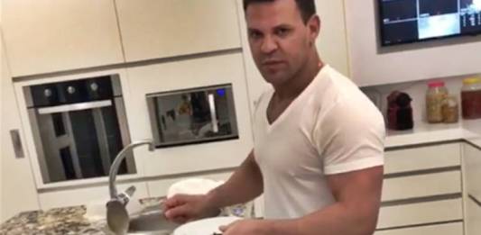 Eduardo Costa na cozinha/Instagram