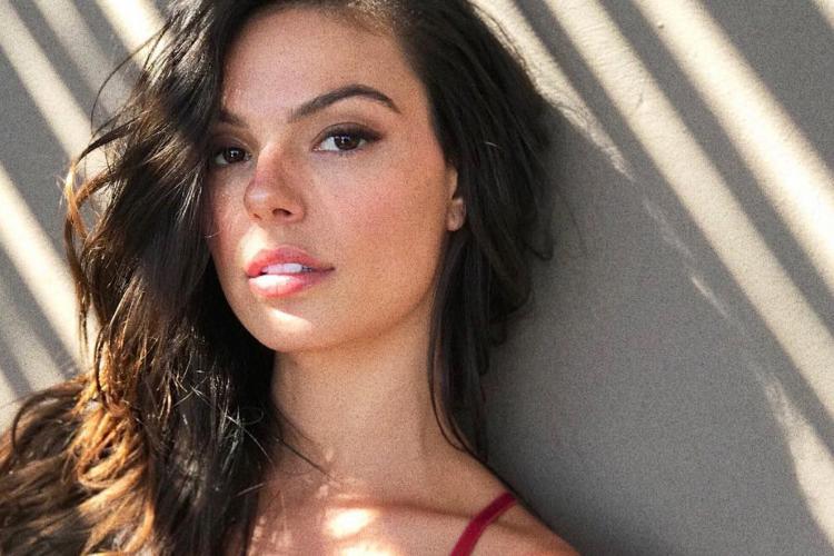 Cinco dias após o parto, Isis Valverde posta foto e choca seguidores