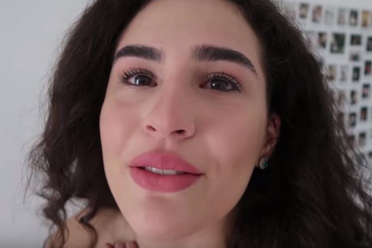 Filha de Didi, Lívian Aragão, faz desabafo e chora