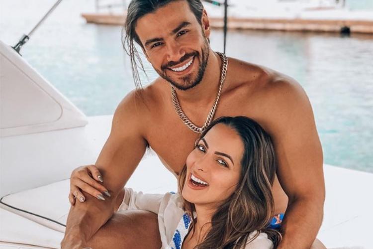 Sertanejo comemora dois meses de namoro com ex-dançarina do Faustão