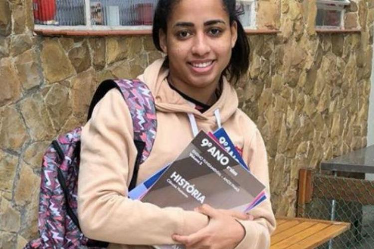 Proibida de fazer shows por não estudar, Mc Loma festeja aprovação na escola