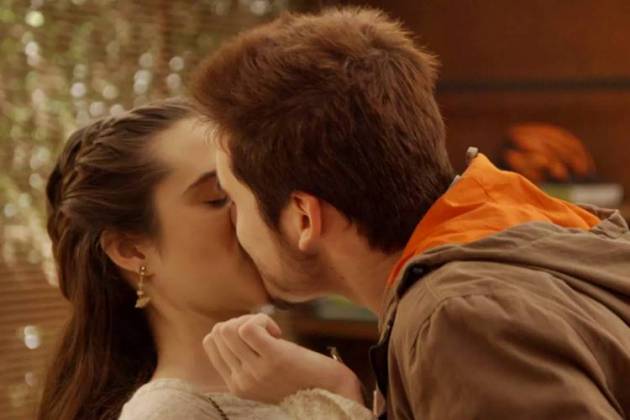 O Tempo Não Para - Samuca e Marocas se beijam (Reprodução/TV Globo)